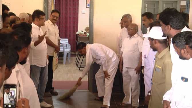 ಶಾಲೆಯಲ್ಲಿ ಕಸ ಗುಡಿಸುತ್ತಾ ಜವಾನಗಿರಿ ಮಾಡಿಕೊಂಡಿದ್ದ ದೇವೇಂದ್ರಪ್ಪ ಶಾಸಕರಾಗಿ ಆಯ್ಕೆಯಾದರು! ಆದರೆ ನಿನ್ನೆಯೂ ಶಾಲೆಗೆ ಹೋಗಿ ಕಸಗುಡಿಸಿ ಬಂದರು!