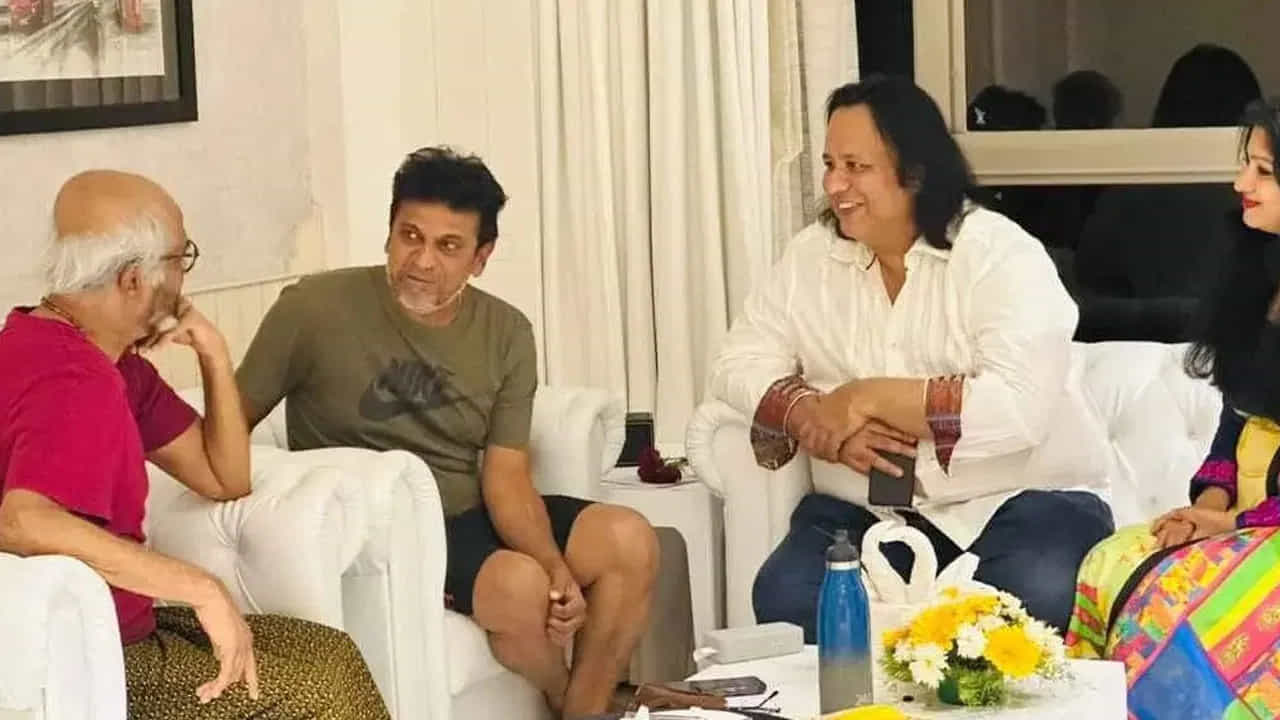 ಶಿವರಾಜ್ಕುಮಾರ್ ಅವರು ಇದೇ ಮೊದಲ ಬಾರಿಗೆ ಪರಭಾಷೆಯ ಸಿನಿಮಾಗಳನ್ನು ಒಪ್ಪಿಕೊಂಡಿದ್ದಾರೆ. ರಜನಿಕಾಂತ್ ನಟನೆಯ ‘ಜೈಲರ್’ ಚಿತ್ರದಲ್ಲಿ ಶಿವರಾಜ್ಕುಮಾರ್ ಅವರು ಪ್ರಮುಖ ಪಾತ್ರಕ್ಕೆ ಬಣ್ಣ ಹಚ್ಚುತ್ತಿದ್ದಾರೆ. ಈ ಚಿತ್ರದ ಶೂಟಿಂಗ್ ಮುಗಿದಿದೆ.