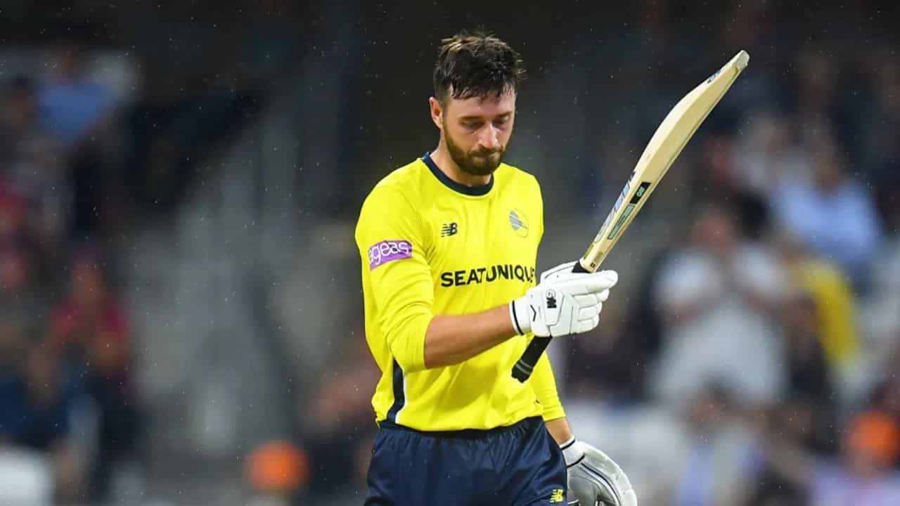 T20 Blast: ಇಂಗ್ಲೆಂಡ್ನಲ್ಲಿ ನಡೆಯುತ್ತಿರುವ ಟಿ20 ಬ್ಲಾಸ್ಟ್ ಟೂರ್ನಿಯಲ್ಲಿ ಸಿಡಿಲಬ್ಬರದ ಬ್ಯಾಟಿಂಗ್ ಪ್ರದರ್ಶಿಸಿ ಜೇಮ್ಸ್ ವಿನ್ಸ್ ಹೊಸ ಇತಿಹಾಸ ನಿರ್ಮಿಸಿದ್ದಾರೆ. ಅದು ಕೂಡ ಇಂಗ್ಲೆಂಡ್ನ ಲೂಕ್ ವ್ರೈಟ್ ಅವರ ಐತಿಹಾಸಿಕ ದಾಖಲೆಯನ್ನು ಮುರಿಯುವ ಮೂಲಕ ಎಂಬುದು ವಿಶೇಷ.