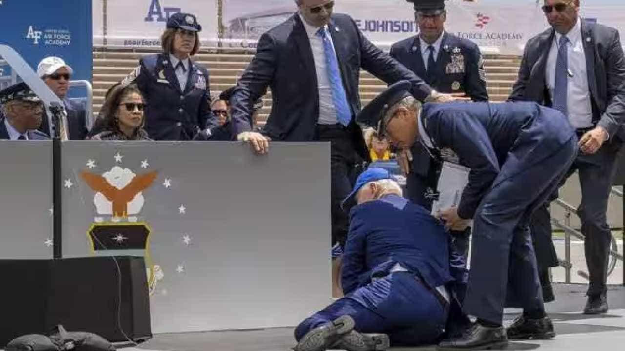 Joe Biden : ಮತ್ತೆ ಎಡವಿ ಬಿದ್ದ ಅಮೆರಿಕ ಅಧ್ಯಕ್ಷ ಜೋ ಬೈಡನ್, ವೈರಲ್ಲಾಯ್ತು ವಿಡಿಯೋ Joe Biden : ಮತ್ತೆ ಎಡವಿ ಬಿದ್ದ ಅಮೆರಿಕ ಅಧ್ಯಕ್ಷ ಜೋ ಬೈಡನ್, ವೈರಲ್ಲಾಯ್ತು ವಿಡಿಯೋ