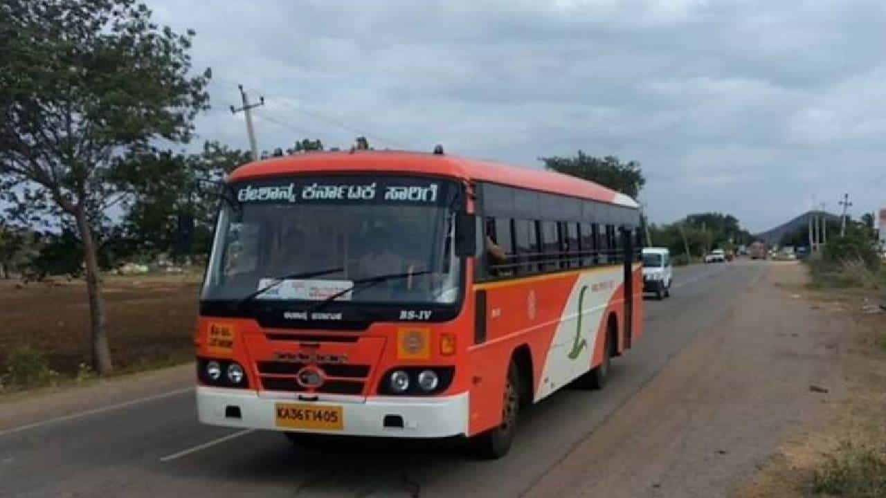 ಕಾದು ಸಾಕಾಗಿ ಕೊನೆಗೆ KSRTC ಬಸ್ ಚಲಾಯಿಸಿಕೊಂಡು ಊರಿಗೆ ಹೋದ ಭೂಪ ಕಾದು ಸಾಕಾಗಿ ಕೊನೆಗೆ KSRTC ಬಸ್ ಚಲಾಯಿಸಿಕೊಂಡು ಊರಿಗೆ ಹೋದ ಭೂಪ