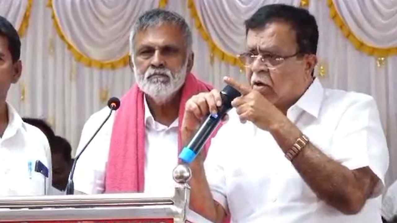 ಪಕ್ಷಕ್ಕೆ ದ್ರೋಹ ಬಗೆದವರನ್ನು ವೇದಿಕೆಯಿಂದ ಕೆಳಗಿಳಿಸಿ: ಸಚಿವ ರಾಜಣ್ಣ ಎದುರು ಹಾಸನ ಕೈ ಕಾರ್ಯಕರ್ತರ ಗಲಾಟೆ ಪಕ್ಷಕ್ಕೆ ದ್ರೋಹ ಬಗೆದವರನ್ನು ವೇದಿಕೆಯಿಂದ ಕೆಳಗಿಳಿಸಿ: ಸಚಿವ ರಾಜಣ್ಣ ಎದುರು ಹಾಸನ ಕೈ ಕಾರ್ಯಕರ್ತರ ಗಲಾಟೆ