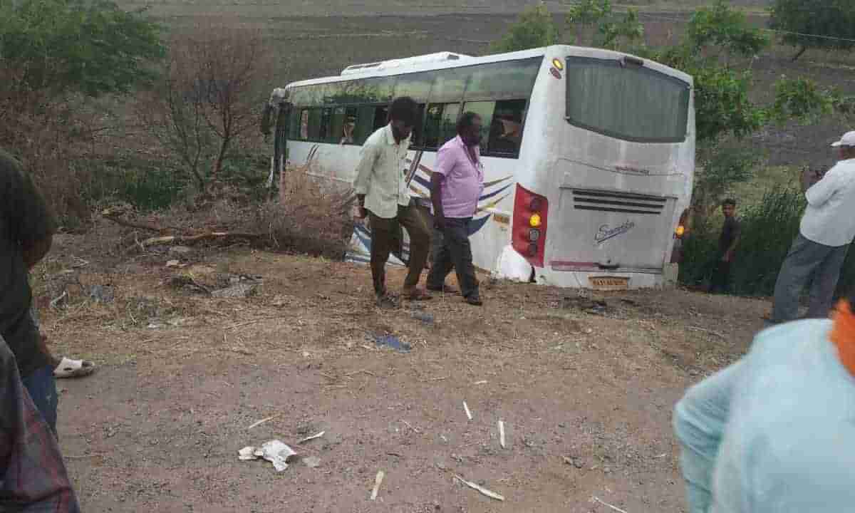 ರಾಯಚೂರು: ಬೈಕ್​ಗೆ ಡಿಕ್ಕಿಯಾಗಿ ಹೊಲಕ್ಕೆ ನುಗ್ಗಿದ ಕೆಎಸ್​ಆರ್​ಟಿಸಿ, 30ಕ್ಕೂ ಹೆಚ್ಚು ಪ್ರಯಾಣಿಕರಿಗೆ ಗಾಯ