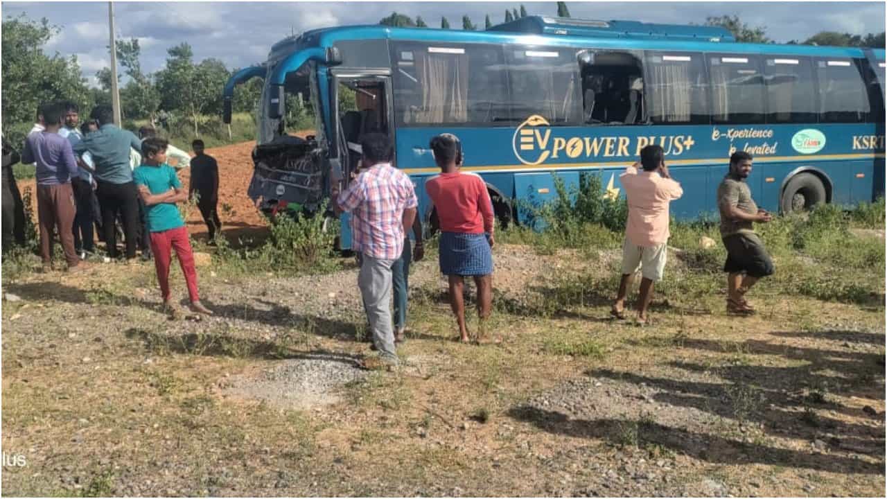 Ramanagara News: ಬೆಂಗಳೂರು ಮೈಸೂರು ಎಕ್ಸ್ಪ್ರೆಸ್ ವೇಯಲ್ಲಿ ಕೆಎಸ್ಆರ್ಟಿಸಿ ಬಸ್, ಗೂಡ್ಸ್ ವಾಹನ ಡಿಕ್ಕಿ; ಚಾಲಕ ಸಾವು Ramanagara News: ಬೆಂಗಳೂರು ಮೈಸೂರು ಎಕ್ಸ್ಪ್ರೆಸ್ ವೇಯಲ್ಲಿ ಕೆಎಸ್ಆರ್ಟಿಸಿ ಬಸ್, ಗೂಡ್ಸ್ ವಾಹನ ಡಿಕ್ಕಿ; ಚಾಲಕ ಸಾವು