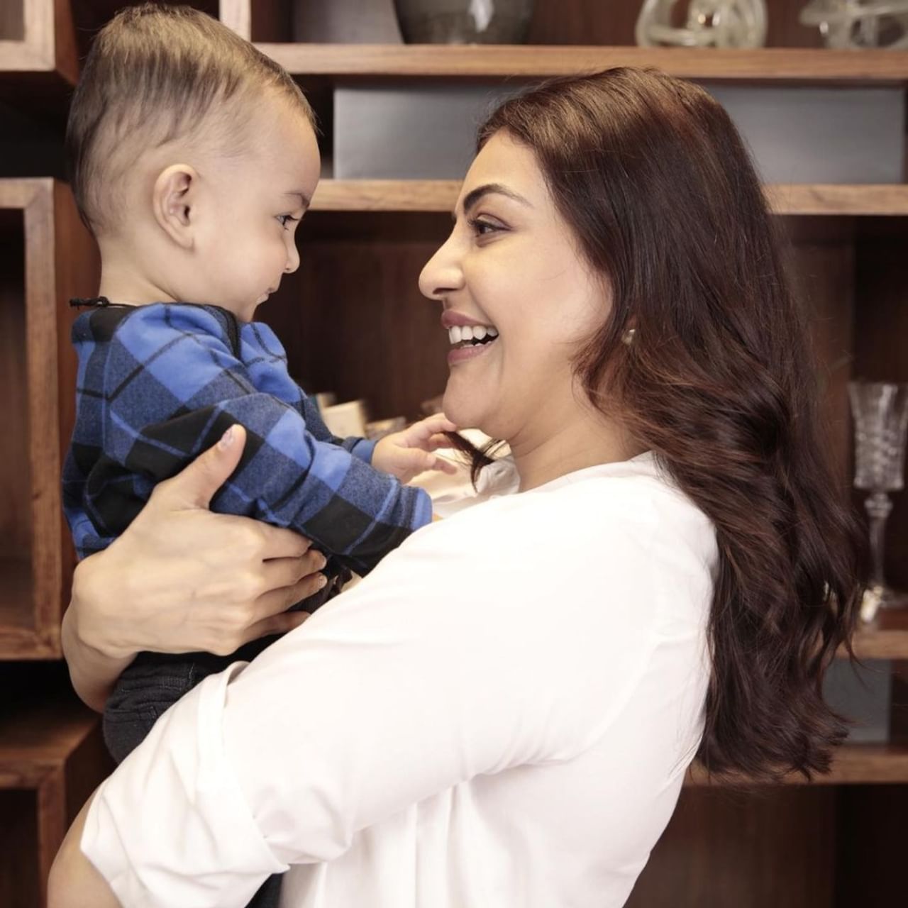 ನಟಿ ಕಾಜಲ್ ಅಗರ್ವಾಲ್ ಅವರು ಚಿತ್ರರಂಗ ತೊರೆಯುವ ನಿರ್ಧಾರಕ್ಕೆ ಬಂದಿದ್ದಾರೆ ಎಂದು ವರದಿ ಆಗಿದೆ. ಹಲವು ವರ್ಷಗಳಿಂದ ಚಿತ್ರರಂಗದಲ್ಲಿ ಬೇಡಿಕೆ ಉಳಿಸಿಕೊಂಡಿರುವ ಅವರು ಈಗ ಮಗನಿಗೋಸ್ಕರ ಈ ತ್ಯಾಗ ಮಾಡುತ್ತಿದ್ದಾರೆ.