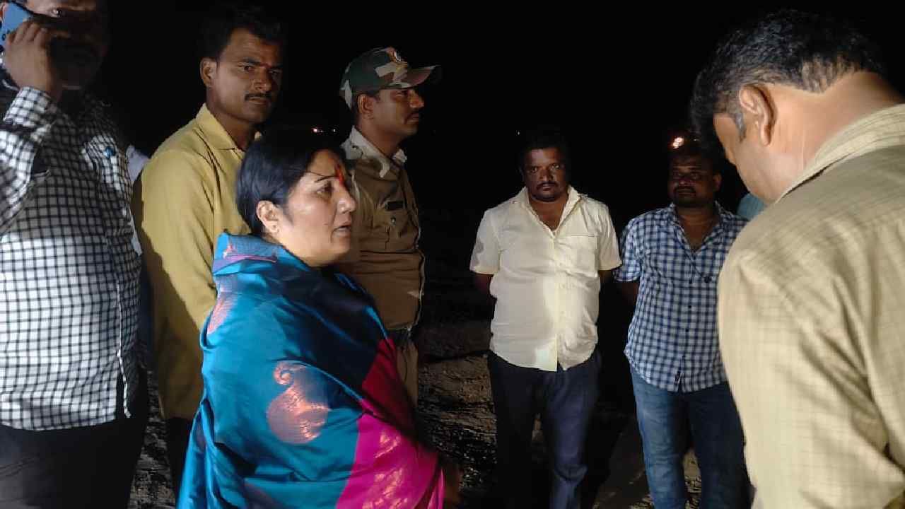 Raichur: ಮರಳು ಅಡ್ಡೆಗಳ ಮೇಲೆ ದೇವದುರ್ಗ ಶಾಸಕಿ ಕರಿಯಮ್ಮ ನಾಯಕ್ ದಾಳಿ