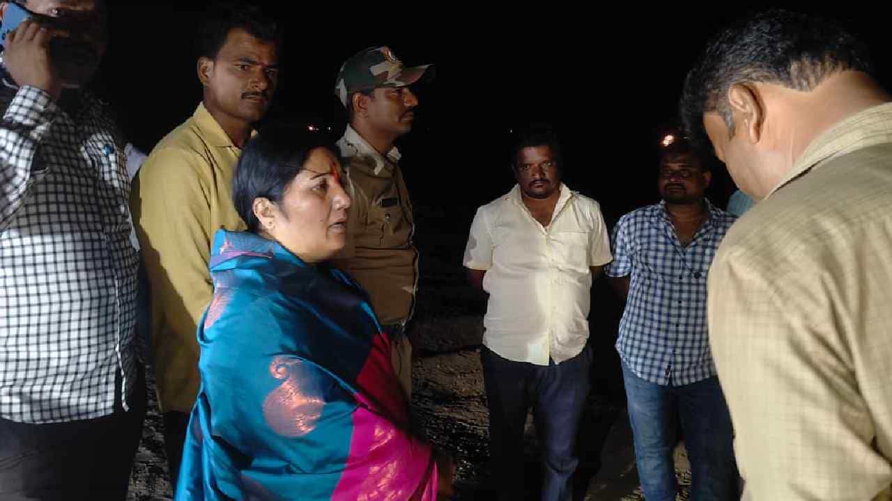 Raichur: ಮರಳು ಅಡ್ಡೆಗಳ ಮೇಲೆ ದೇವದುರ್ಗ ಶಾಸಕಿ ಕರಿಯಮ್ಮ ನಾಯಕ್ ದಾಳಿ Raichur: ಮರಳು ಅಡ್ಡೆಗಳ ಮೇಲೆ ದೇವದುರ್ಗ ಶಾಸಕಿ ಕರಿಯಮ್ಮ ನಾಯಕ್ ದಾಳಿ