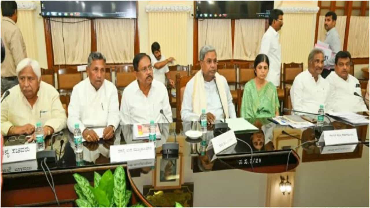 ಕನ್ನಡಪರ ಸಂಘಟನೆ, ರೈತರು, ಹೋರಾಟಗಾರರ ಮೇಲಿನ ಕೇಸ್ ವಾಪಸ್; ಕರ್ನಾಟಕ ಸಚಿವ ಸಂಪುಟ ನಿರ್ಧಾರ ಕನ್ನಡಪರ ಸಂಘಟನೆ, ರೈತರು, ಹೋರಾಟಗಾರರ ಮೇಲಿನ ಕೇಸ್ ವಾಪಸ್; ಕರ್ನಾಟಕ ಸಚಿವ ಸಂಪುಟ ನಿರ್ಧಾರ