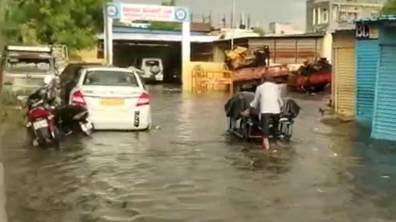 Karnataka Rain: ಕರ್ನಾಟಕದ ವಿವಿಧ ಜಿಲ್ಲೆಗಳಲ್ಲಿ ವರುಣಾಘಾತ, ಸಿಡಿಲು ಬಡಿದು ಇಬ್ಬರು ಸಾವು Karnataka Rain: ಕರ್ನಾಟಕದ ವಿವಿಧ ಜಿಲ್ಲೆಗಳಲ್ಲಿ ವರುಣಾಘಾತ, ಸಿಡಿಲು ಬಡಿದು ಇಬ್ಬರು ಸಾವು