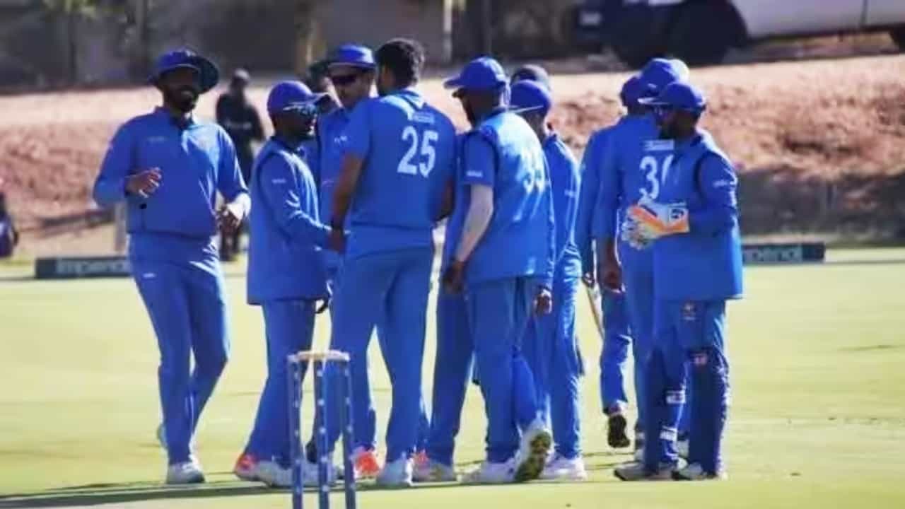 Namibia vs Karnataka: ವಿಂಡ್ಹೋಕ್ನ ವಾಂಡರರ್ಸ್ ಕ್ರಿಕೆಟ್ ಮೈದಾನದಲ್ಲಿ ನಡೆದ ನಮೀಬಿಯಾ ವಿರುದ್ಧದ 3ನೇ ಏಕದಿನ ಪಂದ್ಯದಲ್ಲಿ ಕರ್ನಾಟಕ ತಂಡವು ಭರ್ಜರಿ ಜಯ ಸಾಧಿಸಿದೆ. ಈ ಪಂದ್ಯದಲ್ಲಿ ಟಾಸ್ ಗೆದ್ದ ರವಿಕುಮಾರ್ ಸಮರ್ಥ್ ಫೀಲ್ಡಿಂಗ್ ಆಯ್ದುಕೊಂಡಿದ್ದರು.