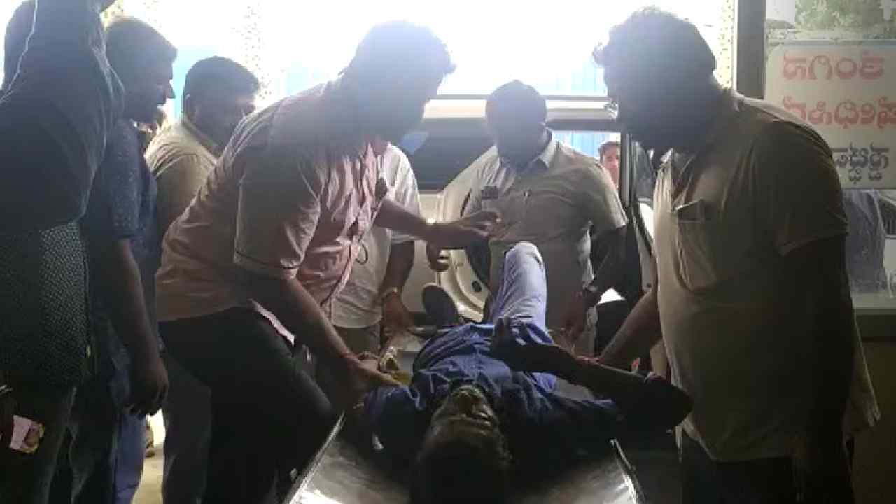 Bike accident in Kolar MP S Muniswamy helps in taking injured to hospital
