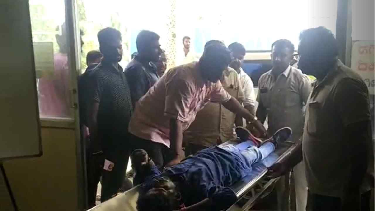 Bike accident in Kolar MP S Muniswamy helps in taking injured to hospital
