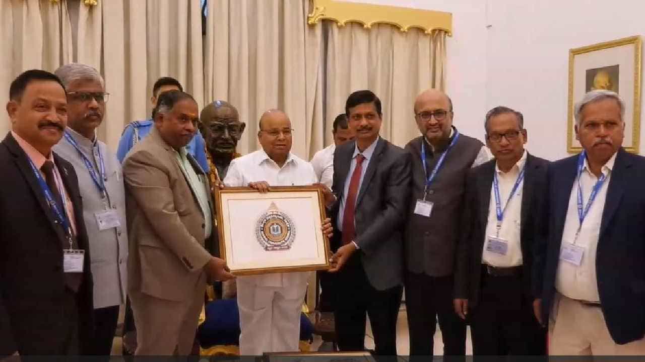 ಕೊಪ್ಪಳ ವಿವಿಯ ಲಾಂಛನ ಅನಾವರಣಗೊಳಿಸಿದ ರಾಜ್ಯಪಾಲ ಥಾವರ್ ಚಂದ್ ಗೆಹ್ಲೋಟ್ ಕೊಪ್ಪಳ ವಿವಿಯ ಲಾಂಛನ ಅನಾವರಣಗೊಳಿಸಿದ ರಾಜ್ಯಪಾಲ ಥಾವರ್ ಚಂದ್ ಗೆಹ್ಲೋಟ್