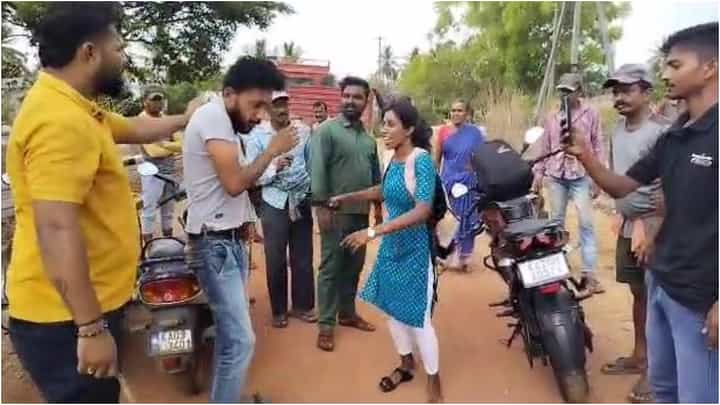 Kundapur News: ಕುಂದಾಪುರದಲ್ಲಿ ವಿದ್ಯಾರ್ಥಿನಿ ಜತೆ ಅಸಭ್ಯವಾಗಿ ವರ್ತಿಸಿದ ವ್ಯಕ್ತಿಗೆ ಬಿತ್ತು ಚಪ್ಪಲಿಯೇಟು, ವಿಡಿಯೋ ನೋಡಿ Kundapur News: ಕುಂದಾಪುರದಲ್ಲಿ ವಿದ್ಯಾರ್ಥಿನಿ ಜತೆ ಅಸಭ್ಯವಾಗಿ ವರ್ತಿಸಿದ ವ್ಯಕ್ತಿಗೆ ಬಿತ್ತು ಚಪ್ಪಲಿಯೇಟು, ವಿಡಿಯೋ ನೋಡಿ