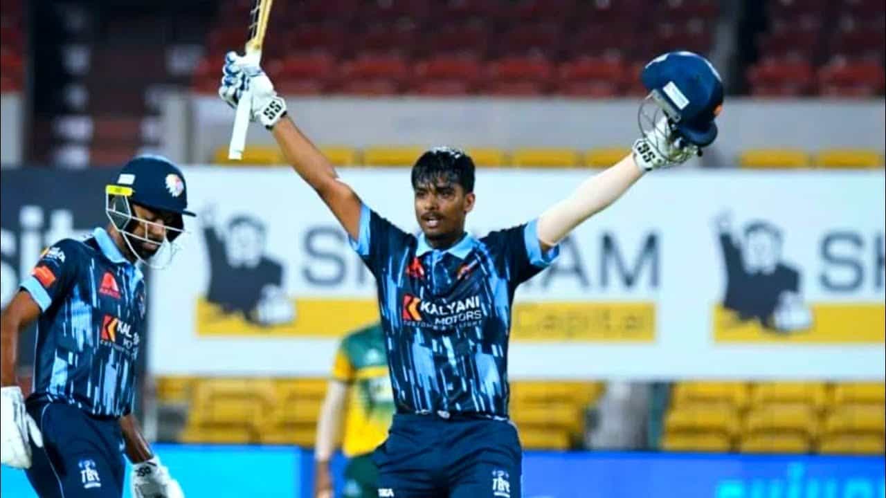 ವಿಂಡ್ಹೋಕ್ನ ವಾಂಡರರ್ಸ್ ಕ್ರಿಕೆಟ್ ಮೈದಾನದಲ್ಲಿ ನಡೆಯುತ್ತಿರುವ ಆತಿಥೇಯ ನಮೀಬಿಯಾ ವಿರುದ್ಧದ ಏಕದಿನ ಸರಣಿಯ 2ನೇ ಪಂದ್ಯದಲ್ಲಿ ಕರ್ನಾಟಕದ ಎಲ್.ಆರ್ ಚೇತನ್ ಹಾಗೂ ನಿಕಿನ್ ಜೋಸ್ ಭರ್ಜರಿ ಶತಕ ಸಿಡಿಸಿ ಮಿಂಚಿದ್ದಾರೆ.