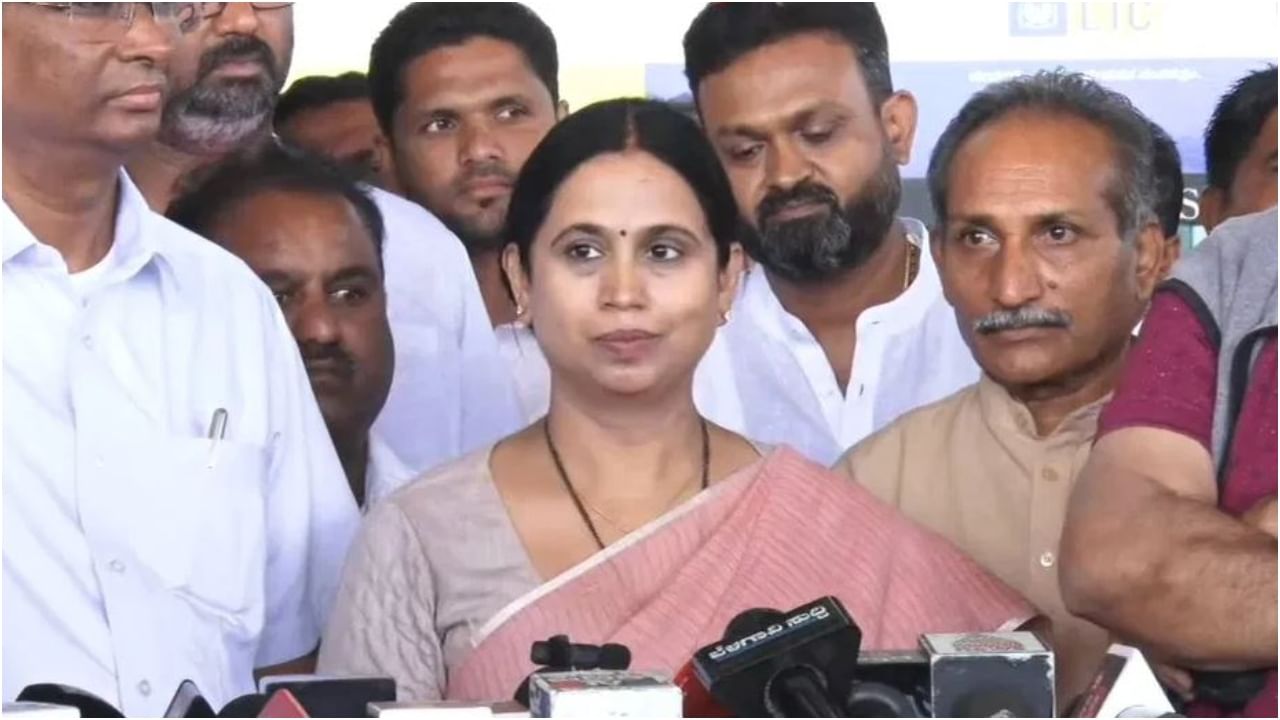 ಸಚಿವೆ ಲಕ್ಷ್ಮೀ ಹೆಬ್ಬಾಳ್ಕರ್ ಕಚೇರಿಯಲ್ಲಿ ಚೆನ್ನರಾಜ್ ಹಟ್ಟಿಹೊಳಿ ದರ್ಪ; ಕಾಂಗ್ರೆಸ್ನ ಸಂಸ್ಕಾರವೇ ಇಷ್ಟು ಎಂದ ಬಿಜೆಪಿ ಸಚಿವೆ ಲಕ್ಷ್ಮೀ ಹೆಬ್ಬಾಳ್ಕರ್ ಕಚೇರಿಯಲ್ಲಿ ಚೆನ್ನರಾಜ್ ಹಟ್ಟಿಹೊಳಿ ದರ್ಪ; ಕಾಂಗ್ರೆಸ್ನ ಸಂಸ್ಕಾರವೇ ಇಷ್ಟು ಎಂದ ಬಿಜೆಪಿ