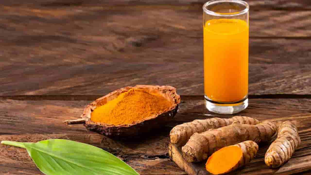 ಈ ಮಳೆಗಾಲ ಆರೋಗ್ಯವಾಗಿರಲು ಸರಳ ಪರಿಹಾರ; ಬೆಚ್ಚಗಿನ ನೀರಿಗೆ ನಿಂಬೆ, ಅರಿಶಿನ ಬೆರೆಸಿ ಸೇವಿಸುವುದರ ಅರೋಗ್ಯ ಪ್ರಯೋಜನಗಳು