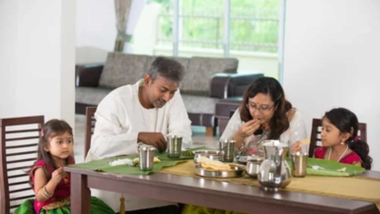 Early Dinner Benefits: ರಾತ್ರಿಯ ಭೋಜನವನ್ನು ಸೂರ್ಯಾಸ್ತದ ಮುಂಚೆ ಸೇವಿಸಿ, ಅನುಷ್ಕಾ ಶರ್ಮಾ ಸಲಹೆ ಇಲ್ಲಿದೆ Early Dinner Benefits: ರಾತ್ರಿಯ ಭೋಜನವನ್ನು ಸೂರ್ಯಾಸ್ತದ ಮುಂಚೆ ಸೇವಿಸಿ, ಅನುಷ್ಕಾ ಶರ್ಮಾ ಸಲಹೆ ಇಲ್ಲಿದೆ