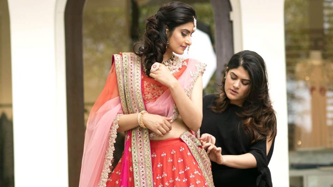 Wedding Styling: ಮದುವೆ ದಿನ ನೀವು ಸುಂದರವಾಗಿ ಕಾಣಲು ಈ 5 ಹ್ಯಾಕ್ಸ್ ಬಗ್ಗೆ ಇಲ್ಲಿದೆ ಮಾಹಿತಿ Wedding Styling: ಮದುವೆ ದಿನ ನೀವು ಸುಂದರವಾಗಿ ಕಾಣಲು ಈ 5 ಹ್ಯಾಕ್ಸ್ ಬಗ್ಗೆ ಇಲ್ಲಿದೆ ಮಾಹಿತಿ