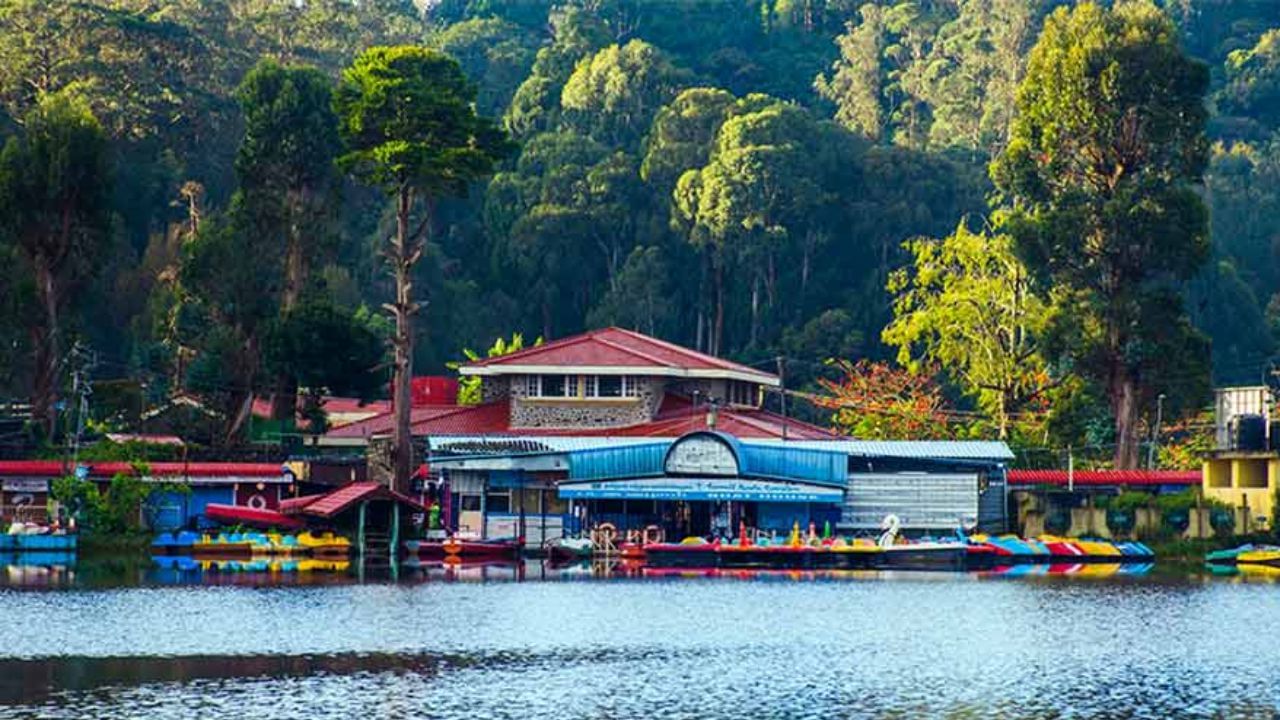 ಕೊಡೈಕೆನಾಲ್, ತಮಿಳುನಾಡು: "ಗಿರಿಧಾಮಗಳ ರಾಜಕುಮಾರಿ" ಎಂದು ಕರೆಯಲ್ಪಡುವ ಕೊಡೈಕೆನಾಲ್ ಮಳೆಗಾಲದಲ್ಲಿ ಪ್ರಶಾಂತವಾದ ವಿಶ್ರಾಂತಿ ತಾಣವಾಗಿದೆ. ಮಂಜಿನಿಂದ ಆವೃತವಾದ ಬೆಟ್ಟಗಳು, ಸುಂದರ ಸರೋವರಗಳು ಮತ್ತು ರಮಣೀಯ ದೃಶ್ಯಾವಳಿಗಳು ಪ್ರಶಾಂತ ವಾತಾವರಣವನ್ನು ಸೃಷ್ಟಿಸುತ್ತವೆ. ಸುಂದರವಾದ ಕೊಡೈಕೆನಾಲ್ ಸರೋವರದಲ್ಲಿ ದೋಣಿ ಸವಾರಿ ಮಾಡಿ, ಇಲ್ಲಿನ  ಉದ್ಯಾನವನವನ್ನು ನೋಡಿಕೊಂಡು, ಸೊಂಪಾದ ಸುತ್ತಮುತ್ತಲಿನ ಪ್ರದೇಶಗಳು ಮತ್ತು ಆಹ್ಲಾದಕರ ಹವಾಮಾನವನ್ನು ಆನಂದಿಸಬಹುದು.
