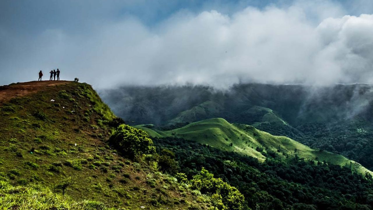 ಕೂರ್ಗ್, ಕರ್ನಾಟಕ: ಕೊಡಗು ಎಂದೂ ಕರೆಯಲ್ಪಡುವ ಕೂರ್ಗ್ ಪ್ರಕೃತಿ ಪ್ರಿಯರಿಗೆ ಜನಪ್ರಿಯ ತಾಣವಾಗಿದೆ. ಮಳೆಗಾಲವು ಕಾಫಿ ತೋಟಗಳು, ಮಸಾಲೆ ತೋಟಗಳು ಮತ್ತು ಜಲಪಾತಗಳೊಂದಿಗೆ ಈ ಪ್ರದೇಶದ ನಿಜವಾದ ಸೌಂದರ್ಯ ಹೊಂದಿರುವ ತಾಣವಾಗಿದೆ. ನೀವು ಕಾಫಿ ಪ್ರಿಯರಾಗಿದ್ದರೆ ತೋಟಗಳನ್ನು ನೋಡುತ್ತಾ ನೋಡುತ್ತಾ ಕಾಫಿಯ ಸುವಾಸನೆಯನ್ನು ಅನುಭವಿಸಿ, ಭವ್ಯವಾದ ಅಬ್ಬೆ ಜಲಪಾತಕ್ಕೆ ಭೇಟಿ ನೀಡಿ ಮತ್ತು ಸುಂದರವಾದ ಭೂದೃಶ್ಯಗಳ ನಡುವೆ ಉಲ್ಲಾಸ ನೀಡುವ ಮಾನ್ಸೂನ್ ಮಳೆಯನ್ನು ಆನಂದಿಸಬಹುದು.
