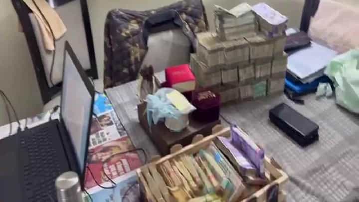 Lokayukta raids: ತಹಶೀಲ್ದಾರ್ ಮನೆಯಲ್ಲಿ ಕಂತೆ-ಕಂತೆ ನಗದು ಹಣ ಪತ್ತೆ, ವಿಡಿಯೋನಲ್ಲಿ ನೋಡಿ Lokayukta raids: ತಹಶೀಲ್ದಾರ್ ಮನೆಯಲ್ಲಿ ಕಂತೆ-ಕಂತೆ ನಗದು ಹಣ ಪತ್ತೆ, ವಿಡಿಯೋನಲ್ಲಿ ನೋಡಿ