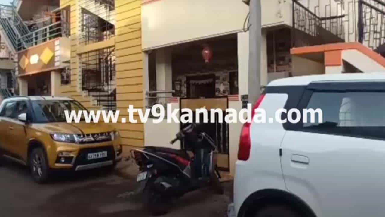 Lokayukta Raid: ಲೋಕಾಯುಕ್ತ ಅಧಿಕಾರಿಗಳು ಬಾಗಲಕೋಟೆಯಲ್ಲಿ ಕೃಷಿ ಇಲಾಖೆ ನೌಕರರ ಮನೆಗಳನ್ನೇ ದಾಳಿಗೆ ಆರಿಸಿಕೊಂಡಿದ್ದು ಯಾಕೋ? Lokayukta Raid: ಲೋಕಾಯುಕ್ತ ಅಧಿಕಾರಿಗಳು ಬಾಗಲಕೋಟೆಯಲ್ಲಿ ಕೃಷಿ ಇಲಾಖೆ ನೌಕರರ ಮನೆಗಳನ್ನೇ ದಾಳಿಗೆ ಆರಿಸಿಕೊಂಡಿದ್ದು ಯಾಕೋ?