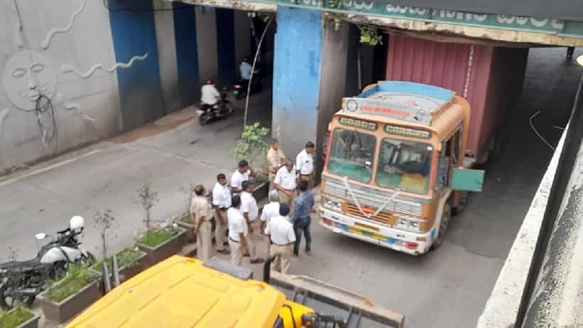 ಮಹಾರಾಣಿ ಕಾಲೇಜ್ ಅಂಡರ್ ಪಾಸ್ ಬಂದ್: ಸಿಲುಕಿದ ಲಾರಿ, ಮಾರ್ಗ ಬದಲಾವಣೆ ಇಲ್ಲಿದೆ