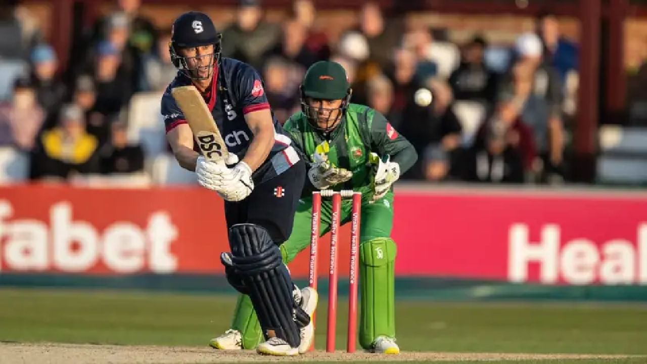 Set a competitive target of 165 runs, the Northamptonshire team did not get off to a good start either.  Opener Emilio got out after scoring only 13 runs.  But on the other hand, Chris Lynn, who started with a bang, saved the team from the initial shock.