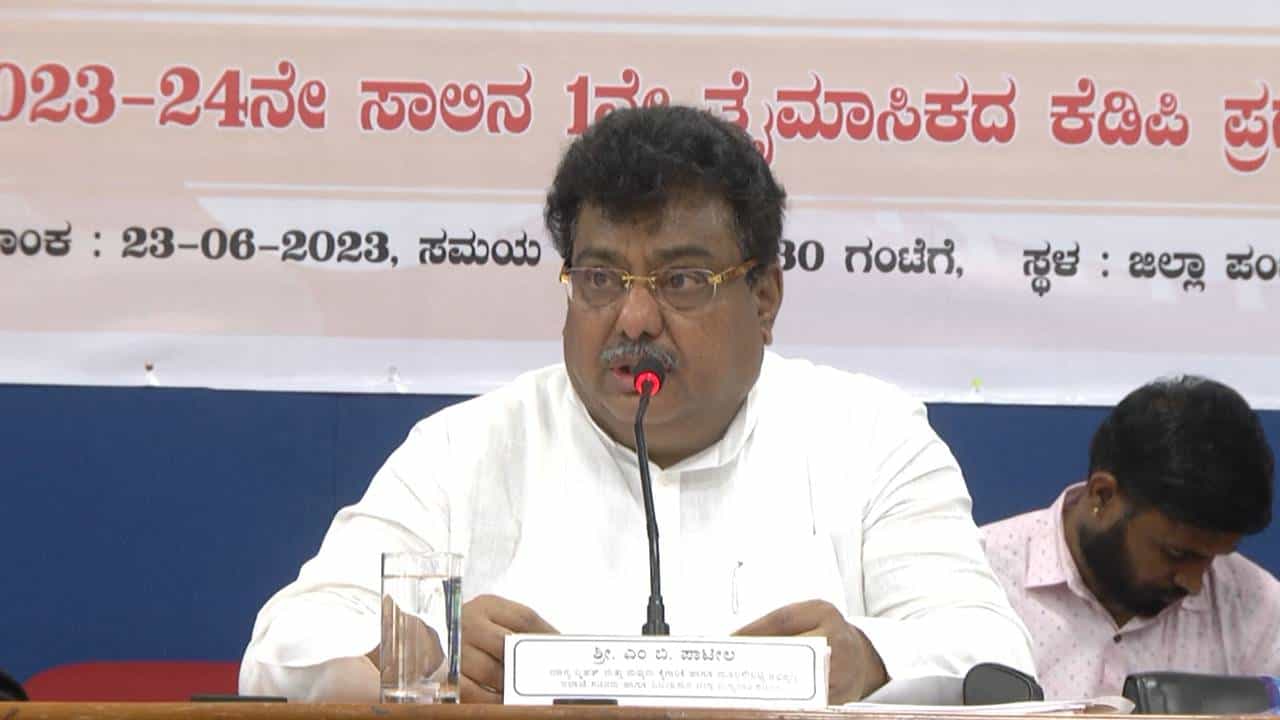 ವಿಜಯಪುರ: ಸರ್ಕಾರಿ ಶಾಲಾ ಆವರಣದಲ್ಲಿ ಗ್ರಂಥಾಲಯ ನಿರ್ಮಾಣಕ್ಕೆ ಅಡ್ಡಿ; ಬಿಇಒ ಅಮಾನತಿಗೆ ಆದೇಶಿಸಿದ ಎಂಬಿ ಪಾಟೀಲ್ ವಿಜಯಪುರ: ಸರ್ಕಾರಿ ಶಾಲಾ ಆವರಣದಲ್ಲಿ ಗ್ರಂಥಾಲಯ ನಿರ್ಮಾಣಕ್ಕೆ ಅಡ್ಡಿ; ಬಿಇಒ ಅಮಾನತಿಗೆ ಆದೇಶಿಸಿದ ಎಂಬಿ ಪಾಟೀಲ್