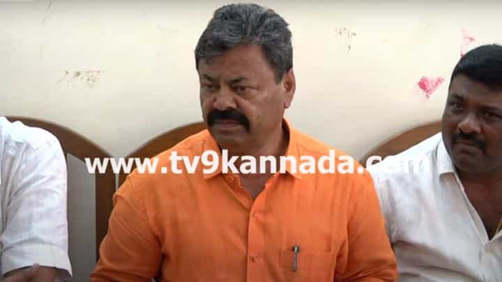 MP Renukacharya: ಕಾಂಗ್ರೆಸ್ ನೀತಿಯನ್ನು ಹೊಗಳಿ ತಮ್ಮ ಪಕ್ಷದ ನೀತಿಯನ್ನು ಖಂಡಿಸಿದ ಎಂಪಿ ರೇಣುಕಾಚಾರ್ಯ MP Renukacharya: ಕಾಂಗ್ರೆಸ್ ನೀತಿಯನ್ನು ಹೊಗಳಿ ತಮ್ಮ ಪಕ್ಷದ ನೀತಿಯನ್ನು ಖಂಡಿಸಿದ ಎಂಪಿ ರೇಣುಕಾಚಾರ್ಯ