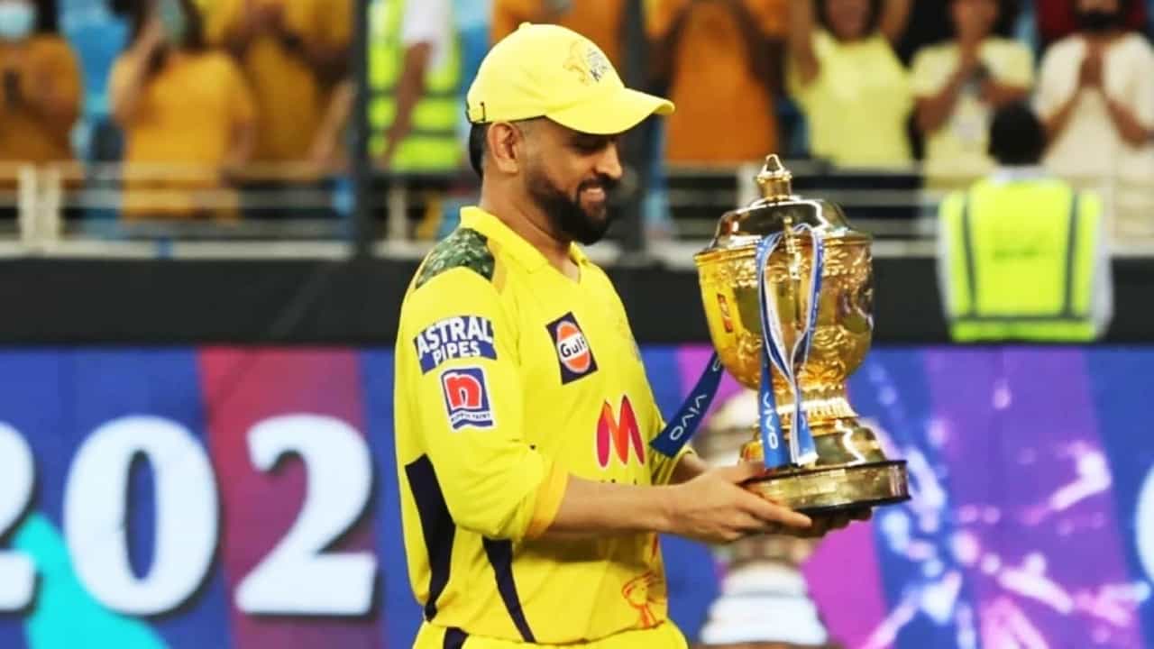 IPL 2024: ಐಪಿಎಲ್ ಸೀಸನ್ 16 ಮುಕ್ತಾಯದ ಬೆನ್ನಲ್ಲೇ ಮತ್ತೊಮ್ಮೆ ಮಹೇಂದ್ರ ಸಿಂಗ್ ಧೋನಿ ತಮ್ಮ ನಿವೃತ್ತಿ ಬಗ್ಗೆಗಿನ ಪ್ರಶ್ನೆಗೆ ಕಾದು ನೋಡುವ ಎಂಬ ಉತ್ತರ ನೀಡಿ ತೆರಳಿದ್ದಾರೆ. ಸಿಎಸ್ಕೆ ತಂಡ ಚಾಂಪಿಯನ್ ಆದ ಬಳಿಕ ಮಾತನಾಡಿದ ಧೋನಿ, ಇನ್ನೂ 8-9 ತಿಂಗಳುಗಳು ಬಾಕಿಯಿದೆ. ಆಮೇಲೆ ನೋಡೋಣ ಎನ್ನುವ ಉತ್ತರ ನೀಡಿದ್ದಾರೆ.