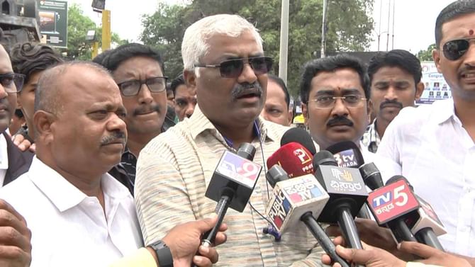 ಬೇರೆಯವನ ಜತೆ ಸಂಬಂಧ ಇದ್ರೆ ಡೈವರ್ಸ್ ಕೊಟ್ಟು ಹೋಗಿ, ಆದ್ರೆ ಗಂಡಂದಿರನ್ನು ಕೊಲೆ ಮಾಡ್ಬೇಡಿ: ಮಹಿಳೆಯರಲ್ಲಿ ವಿಶಿಷ್ಟ ಮನವಿ ಬೇರೆಯವನ ಜತೆ ಸಂಬಂಧ ಇದ್ರೆ ಡೈವರ್ಸ್ ಕೊಟ್ಟು ಹೋಗಿ, ಆದ್ರೆ ಗಂಡಂದಿರನ್ನು ಕೊಲೆ ಮಾಡ್ಬೇಡಿ: ಮಹಿಳೆಯರಲ್ಲಿ ವಿಶಿಷ್ಟ ಮನವಿ