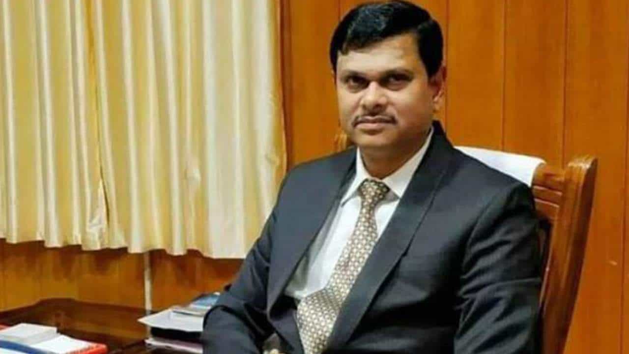 ವಿದ್ಯುತ್ ದರ ಏರಿಕೆ ಬಗ್ಗೆ ಟೀಕೆ: ಬೆಸ್ಕಾಂ ವ್ಯವಸ್ಥಾಪಕ ನಿರ್ದೇಶಕ ಮಹಾಂತೇಶ ಬೀಳಗಿ ಸ್ಪಷ್ಟನೆ ವಿದ್ಯುತ್ ದರ ಏರಿಕೆ ಬಗ್ಗೆ ಟೀಕೆ: ಬೆಸ್ಕಾಂ ವ್ಯವಸ್ಥಾಪಕ ನಿರ್ದೇಶಕ ಮಹಾಂತೇಶ ಬೀಳಗಿ ಸ್ಪಷ್ಟನೆ
