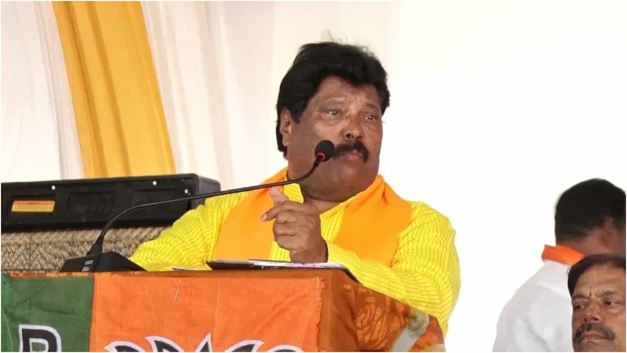 ಮೋದಿ ಹೆಸರಲ್ಲೇ ಗೆಲ್ಲಬೇಕು, ಹಾಗಾದ್ರೆ ನೀವ್ಯಾಕೆ ಇದ್ದೀರಪ್ಪಾ; ಕಟೀಲ್ ಎದುರಲ್ಲೇ ಗುತ್ತೇದಾರ್ ವಾಗ್ದಾಳಿ ಮೋದಿ ಹೆಸರಲ್ಲೇ ಗೆಲ್ಲಬೇಕು, ಹಾಗಾದ್ರೆ ನೀವ್ಯಾಕೆ ಇದ್ದೀರಪ್ಪಾ; ಕಟೀಲ್ ಎದುರಲ್ಲೇ ಗುತ್ತೇದಾರ್ ವಾಗ್ದಾಳಿ