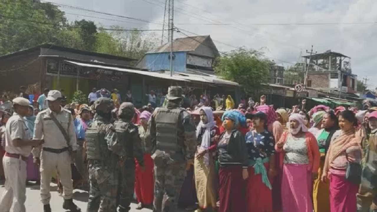 Manipur Violence: ಮಣಿಪುರದಲ್ಲಿ ಸೇನೆಗೆ ಮಹಿಳೆಯರೇ ದೊಡ್ಡ ಸವಾಲು, ಫೋಟೊ ಹಂಚಿಕೊಂಡ ಸೈನಿಕರು Manipur Violence: ಮಣಿಪುರದಲ್ಲಿ ಸೇನೆಗೆ ಮಹಿಳೆಯರೇ ದೊಡ್ಡ ಸವಾಲು, ಫೋಟೊ ಹಂಚಿಕೊಂಡ ಸೈನಿಕರು