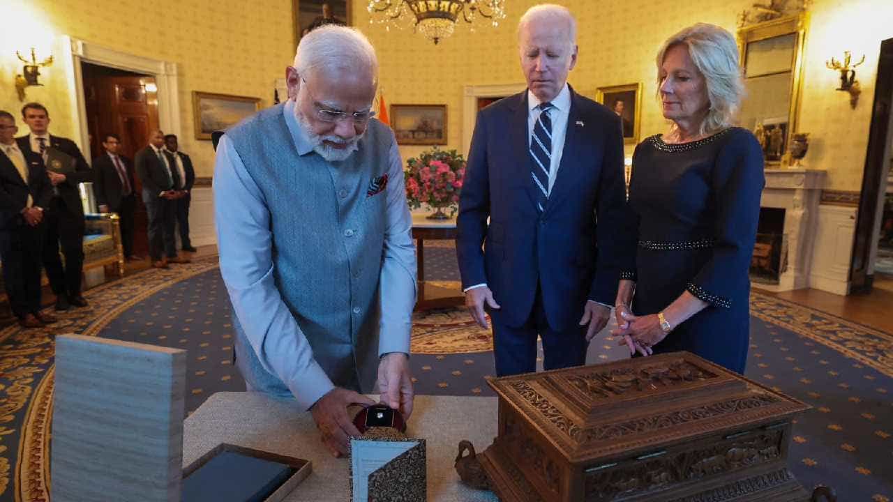 ರಾಜಸ್ಥಾನದ ಜೈಪುರದ ಕುಶಲಕರ್ಮಿಯೊಬ್ಬರು ಮೈಸೂರಿನಿಂದ ತಂದ ಶ್ರೀಗಂಧ ಮರದ ಕಟ್ಟಿಗೆಯಿಂದ ತಯಾರಿಸಿದ ಪೆಟ್ಟಿಗೆಯನ್ನು ಜೋ ಬೈಡನ್ ದಂಪತಿಗೆ ಉಡುಗೊರೆಯಾಗಿ ನೀಡಿದ್ದಾರೆ.
