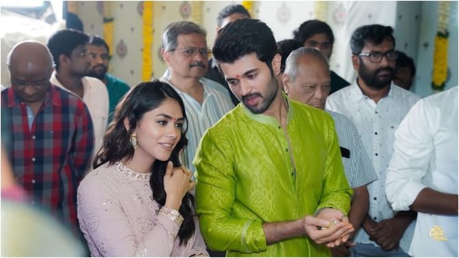 Mrunal Thakur: ಹೇಗಿತ್ತು ವಿಜಯ್ ದೇವರಕೊಂಡ-ಮೃಣಾಲ್ ಠಾಕೂರ್ ಹೊಸ ಚಿತ್ರದ ಮುಹೂರ್ತ? ಫೋಟೋ ಗ್ಯಾಲರಿ ನೋಡಿ.. Mrunal Thakur: ಹೇಗಿತ್ತು ವಿಜಯ್ ದೇವರಕೊಂಡ-ಮೃಣಾಲ್ ಠಾಕೂರ್ ಹೊಸ ಚಿತ್ರದ ಮುಹೂರ್ತ? ಫೋಟೋ ಗ್ಯಾಲರಿ ನೋಡಿ..
