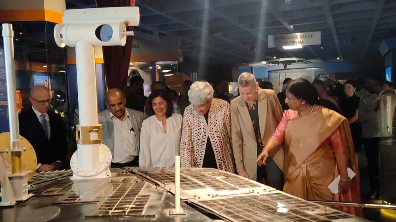 ವಿಜ್ಞಾನದಲ್ಲಿ ಯುವಜನಾಂಗಕ್ಕೆ ಆಸಕ್ತಿ ಹುಟ್ಟಿಸುತ್ತೆ ನಾಸಾದ ಮಾರ್ಸ್ ಆಪರ್ಚುನಿಟಿ ರೋವರ್ ವಿಜ್ಞಾನದಲ್ಲಿ ಯುವಜನಾಂಗಕ್ಕೆ ಆಸಕ್ತಿ ಹುಟ್ಟಿಸುತ್ತೆ ನಾಸಾದ ಮಾರ್ಸ್ ಆಪರ್ಚುನಿಟಿ ರೋವರ್
