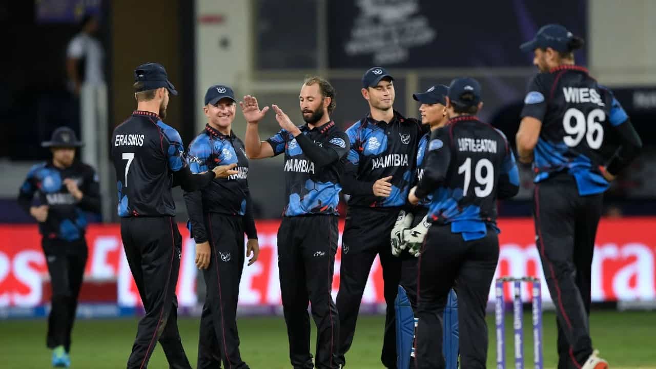 Namibia vs Karnataka: ವಿಂಡ್ಹೋಕ್ನ ವಾಂಡರರ್ಸ್ ಕ್ರಿಕೆಟ್ ಮೈದಾನದಲ್ಲಿ ನಡೆಯುತ್ತಿರುವ ಕರ್ನಾಟಕ ವಿರುದ್ಧದ 2ನೇ ಏಕದಿನ ಪಂದ್ಯದಲ್ಲಿ ಆತಿಥೇಯ ನಮೀಬಿಯಾ ತಂಡವು ರೋಚಕ ಜಯ ಸಾಧಿಸಿದೆ. ಇದಕ್ಕೂ ಮುನ್ನ ಈ ಪಂದ್ಯದಲ್ಲಿ ಟಾಸ್ ಗೆದ್ದ ನಮೀಬಿಯಾ ತಂಡದ ನಾಯಕ ಬೌಲಿಂಗ್ ಆಯ್ದುಕೊಂಡಿದ್ದರು.