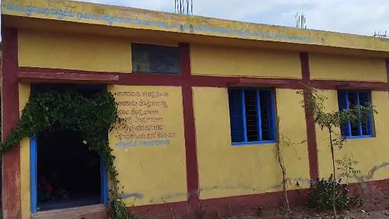 Roof cement fell on anganwadi children in Raibag taluk of Belagavi