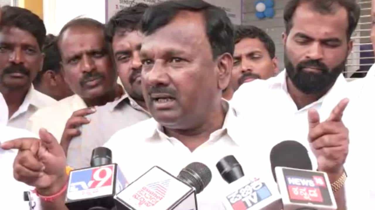 ಶೋಷಿತರೇ ಟಾರ್ಗೆಟ್, ಚಿತ್ರದುರ್ಗದಲ್ಲಿ 1 ಬಿರಿಯಾನಿ ಕೊಟ್ಟು ಮತಾಂತರ ಮಾಡುತ್ತಿದ್ದಾರೆ ಎಂದ ಕೇಂದ್ರ ಸಚಿವ ಎ ನಾರಾಯಣಸ್ವಾಮಿ ಶೋಷಿತರೇ ಟಾರ್ಗೆಟ್, ಚಿತ್ರದುರ್ಗದಲ್ಲಿ 1 ಬಿರಿಯಾನಿ ಕೊಟ್ಟು ಮತಾಂತರ ಮಾಡುತ್ತಿದ್ದಾರೆ ಎಂದ ಕೇಂದ್ರ ಸಚಿವ ಎ ನಾರಾಯಣಸ್ವಾಮಿ