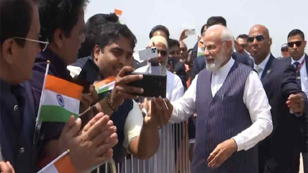 Narendra Modi: ನ್ಯೂಯಾರ್ಕ್ ಏರ್ಪೋರ್ಟ್ನಲ್ಲಿ ಪ್ರಧಾನಿ ಮೋದಿಗೆ ಅದ್ಧೂರಿ ಸ್ವಾಗತ Narendra Modi: ನ್ಯೂಯಾರ್ಕ್ ಏರ್ಪೋರ್ಟ್ನಲ್ಲಿ ಪ್ರಧಾನಿ ಮೋದಿಗೆ ಅದ್ಧೂರಿ ಸ್ವಾಗತ
