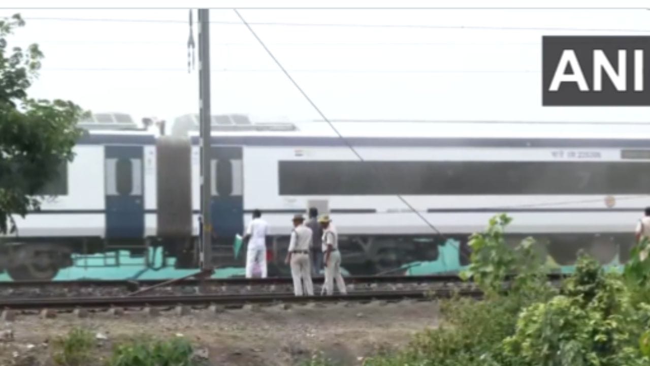 Odisha Train Accident: ರೈಲು ದುರಂತ ನಡೆದ ಸ್ಥಳದಲ್ಲಿ ನಿರ್ಮಾಣವಾದ ಹೊಸ ಹಳಿಯನ್ನು ದಾಟಿದ ವಂದೇ ಭಾರತ್ ಎಕ್ಸ್‌ಪ್ರೆಸ್ ರೈಲು - Kannada News | Odisha Train Accident: Vande Bharat Express train crossed the new track constructed at the site of the train accident National News in kannada  | TV9 Kannada