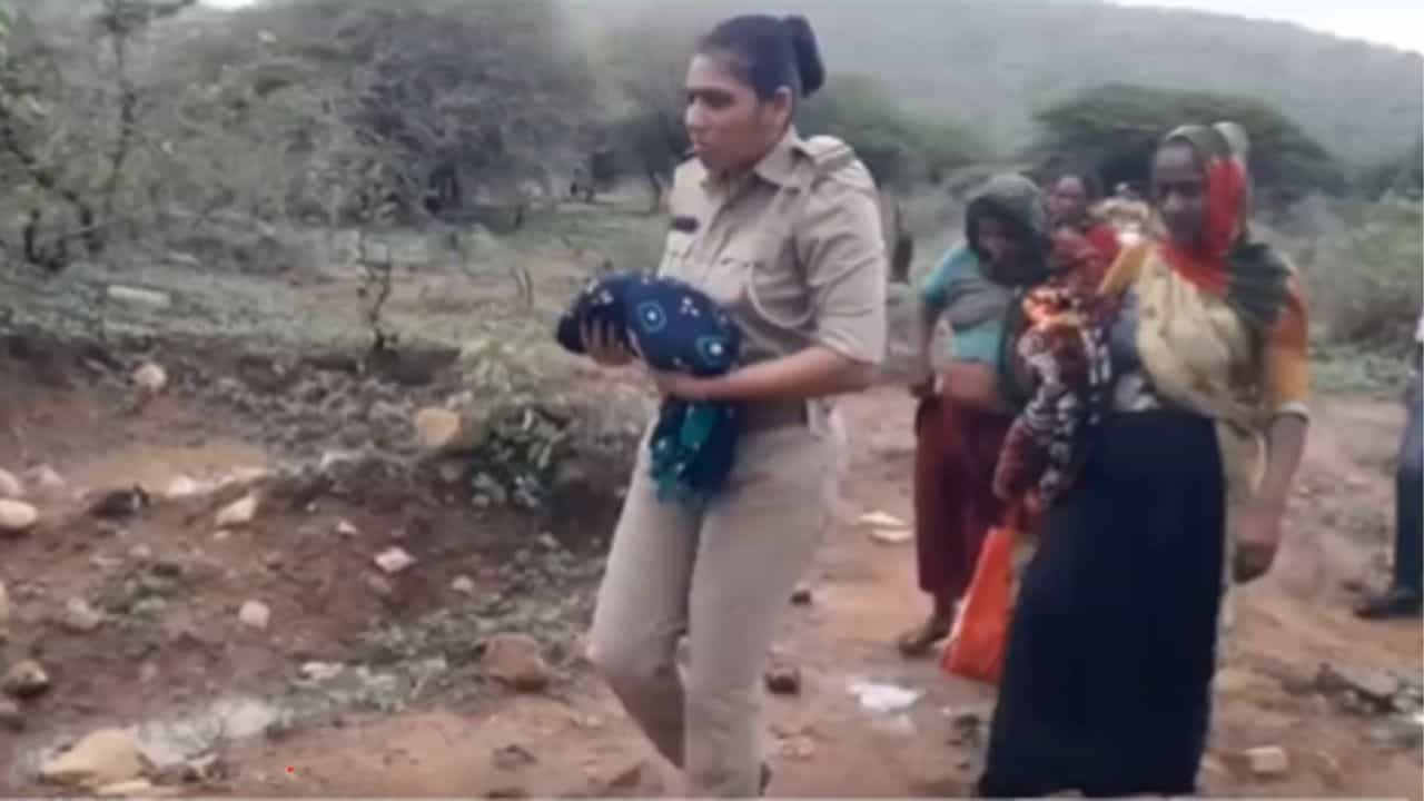 Cyclone Biparjoy; 4 ದಿನದ ಮಗುವನ್ನು ಸುರಕ್ಷಿತ ಸ್ಥಳಕ್ಕೆ ರವಾನಿಸಿದ ಮಹಿಳಾ ಪೊಲೀಸ್ Cyclone Biparjoy; 4 ದಿನದ ಮಗುವನ್ನು ಸುರಕ್ಷಿತ ಸ್ಥಳಕ್ಕೆ ರವಾನಿಸಿದ ಮಹಿಳಾ ಪೊಲೀಸ್