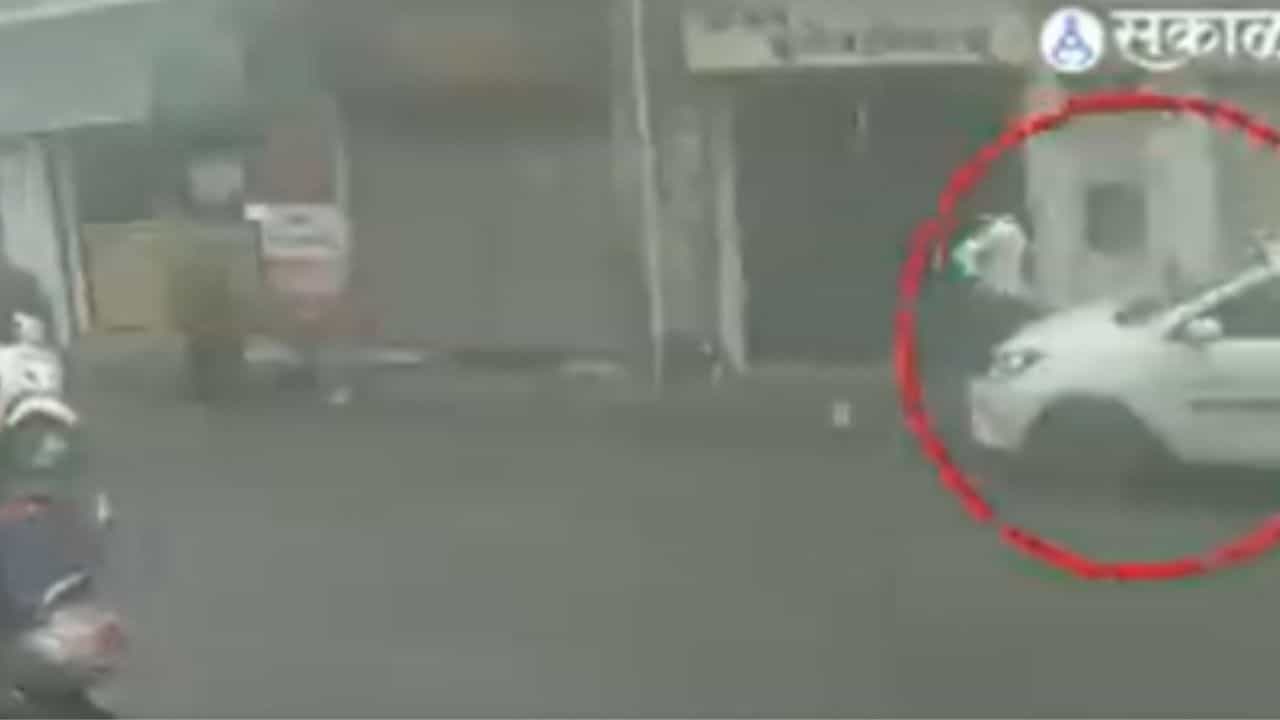 Video Viral: ಕೈಯಲ್ಲಿ ಮಚ್ಚು ಹಿಡಿದು ಯುವತಿಯನ್ನು ಅಟ್ಟಿಸಿಕೊಂಡು ಹೋಗಿ ಹಲ್ಲೆ ಮಾಡಿದ ವ್ಯಕ್ತಿ Video Viral: ಕೈಯಲ್ಲಿ ಮಚ್ಚು ಹಿಡಿದು ಯುವತಿಯನ್ನು ಅಟ್ಟಿಸಿಕೊಂಡು ಹೋಗಿ ಹಲ್ಲೆ ಮಾಡಿದ ವ್ಯಕ್ತಿ