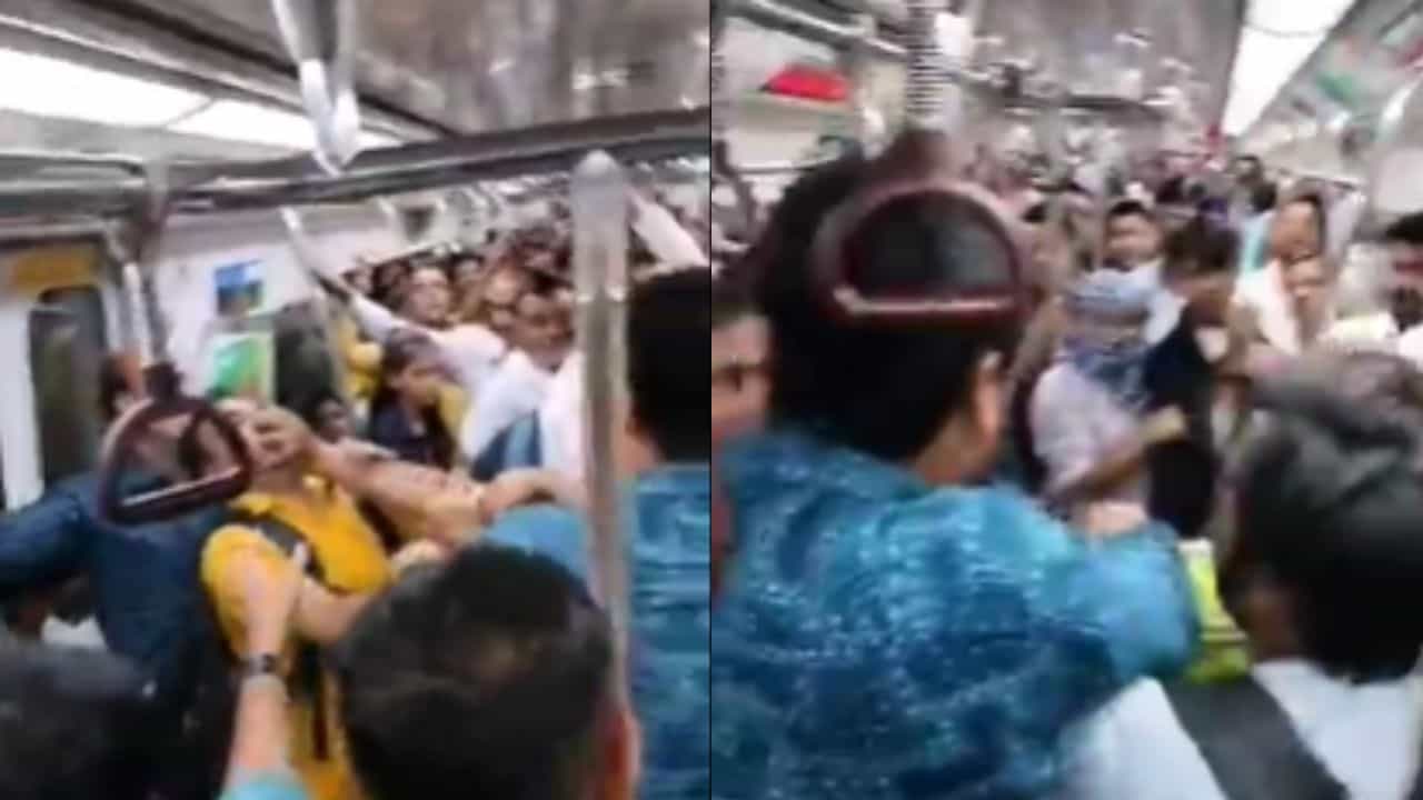 Video Viral: ದೆಹಲಿ ಮೆಟ್ರೋವನ್ನು ರಣರಂಗ ಮಾಡಿಕೊಂಡ ಇಬ್ಬರು ವ್ಯಕ್ತಿಗಳು, ಇವರ ಗುದ್ದಾಟಕ್ಕೆ ಇತರ ಪ್ರಯಾಣಿಕರು ಹೈರಾಣ Video Viral: ದೆಹಲಿ ಮೆಟ್ರೋವನ್ನು ರಣರಂಗ ಮಾಡಿಕೊಂಡ ಇಬ್ಬರು ವ್ಯಕ್ತಿಗಳು, ಇವರ ಗುದ್ದಾಟಕ್ಕೆ ಇತರ ಪ್ರಯಾಣಿಕರು ಹೈರಾಣ