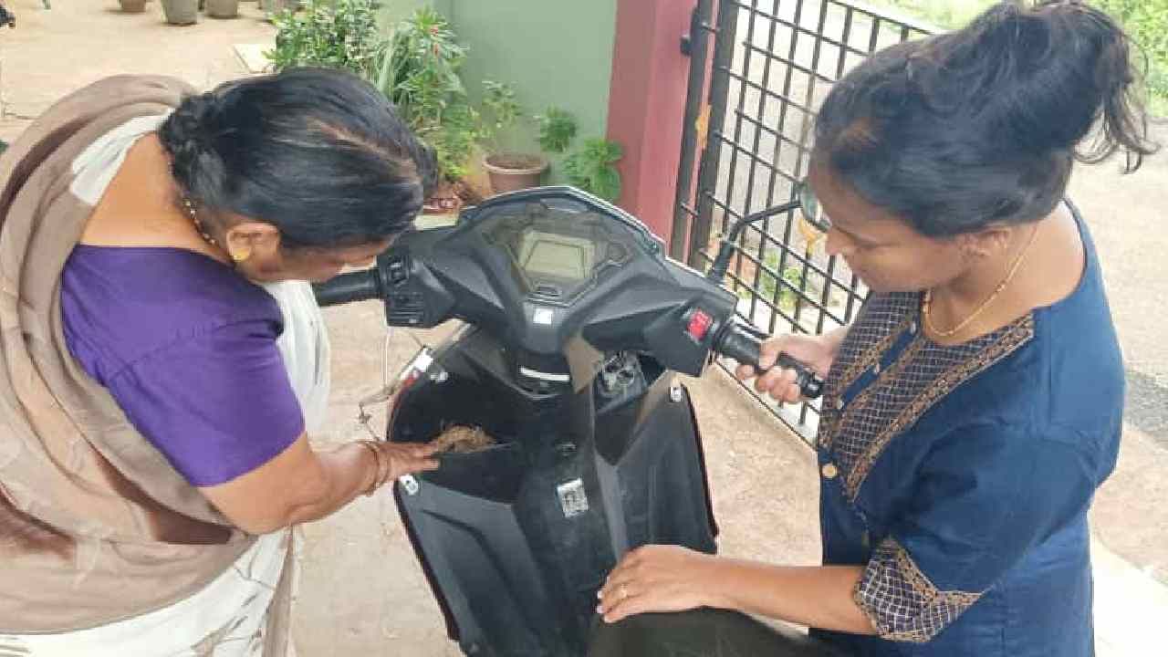  ಶಾಲೆಗೆ ಹೋಗಲು ಸ್ಕೂಟಿ ತೆಗೆದಾಗ ಘಟನೆ ಬೆಳಕಿಗೆ ಬಂದಿದೆ.