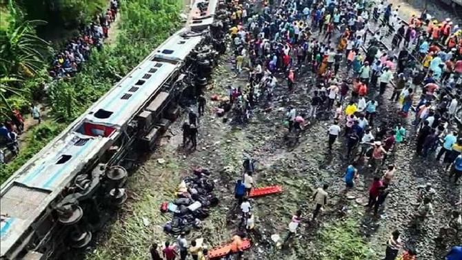 Odisha Train Accident: ತ್ರಿವಳಿ ರೈಲು ಅಪಘಾತ ಸಂಭವಿಸಿದ ಸ್ಥಳದಲ್ಲಿ ಹೆಚ್ಚಿದ ದುರ್ವಾಸನೆ Odisha Train Accident: ತ್ರಿವಳಿ ರೈಲು ಅಪಘಾತ ಸಂಭವಿಸಿದ ಸ್ಥಳದಲ್ಲಿ ಹೆಚ್ಚಿದ ದುರ್ವಾಸನೆ