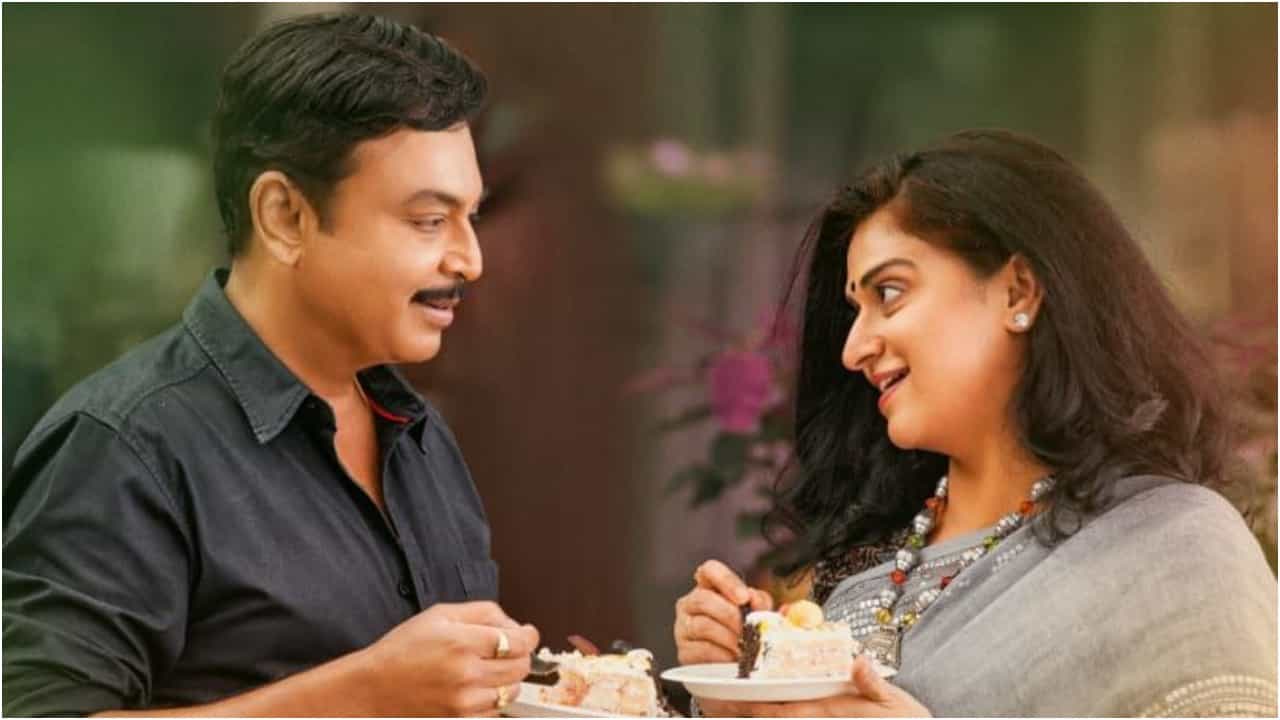 ಟೀಸರ್, ಟ್ರೇಲರ್ ಹಾಗೂ ಹಾಡುಗಳ ಮೂಲಕ ಗಮನಸೆಳೆದಿದ್ದ ‘ಮತ್ತೆ ಮದುವೆ’ ಸಿನಿಮಾ ಬಿಡುಗಡೆ ಹೊಸ್ತಿಲಿನಲ್ಲಿ ನಿಂತಿದೆ. ಜೂನ್ 9ಕ್ಕೆ ರಾಜ್ಯಾದ್ಯಂತ ಚಿತ್ರ ರಿಲೀಸ್ ಆಗಲಿದೆ. ಮೇ 26ರಂದು ತೆಲುಗಿನಲ್ಲಿ ‘ಮಳ್ಳಿ ಪೆಳ್ಳಿ’ ಟೈಟಲ್ನಡಿ ತೆರೆಕಂಡ ಈ ಸಿನಿಮಾಗೆ ಯಶಸ್ಸು ಸಿಕ್ಕಿದೆ. ಇದರ ಬೆನ್ನಲ್ಲೇ ಕನ್ನಡದಲ್ಲಿ ಚಿತ್ರ ಬಿಡುಗಡೆಯಾಗುತ್ತಿದ್ದು, ಪವಿತ್ರಾ ಲೋಕೇಶ್ ಹಾಗೂ ನರೇಶ್ ಪ್ರಚಾರ ಕಾರ್ಯದಲ್ಲಿ ನಿರತರಾಗಿದ್ದಾರೆ.